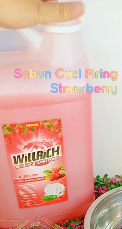 Lawan Bau Amis dan Lemak Membandel dengan Sabun Cuci Piring Strawberry Harum Segar